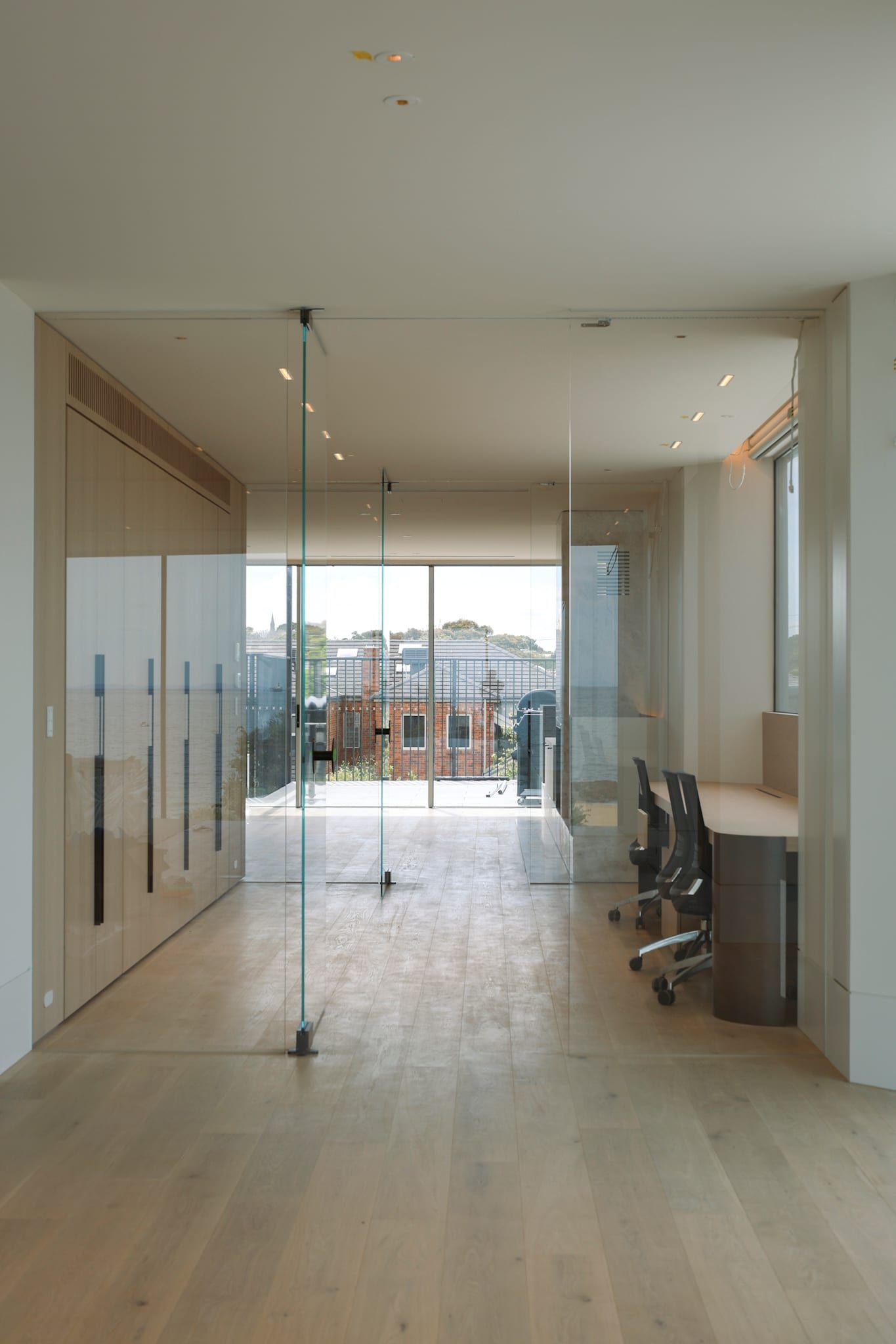 Frameless glass partitions opening the plan, room to room