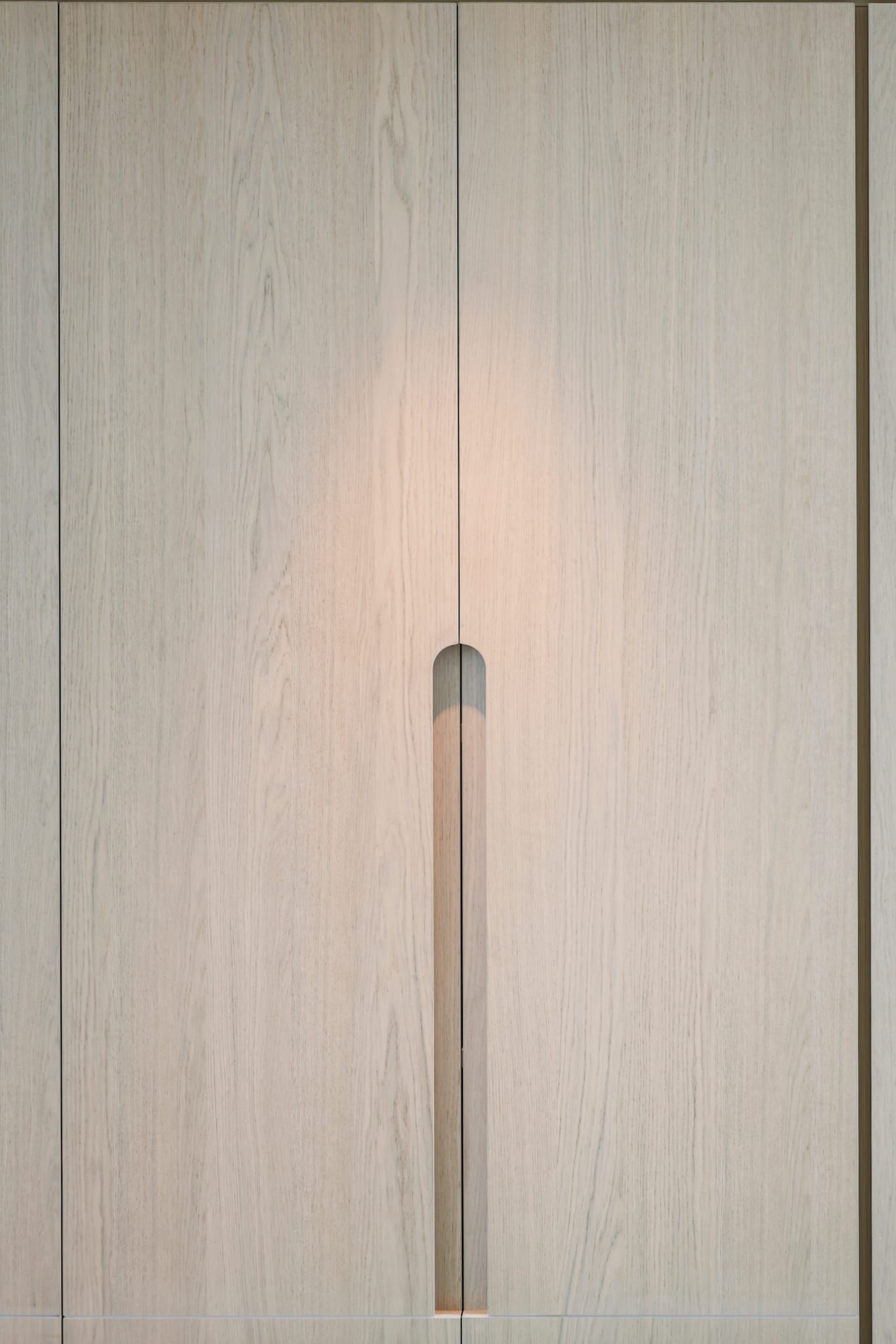 Wardrobe doors with curved finger pulls